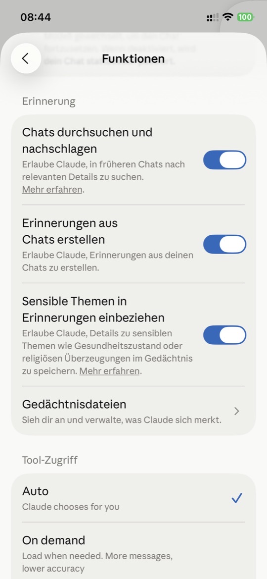 Einstellungsbereich Funktionen mit dem Abschnitt Erinnerung und drei Schaltern: Chats durchsuchen und nachschlagen, Erinnerungen aus Chats erstellen und Sensible Themen in Erinnerungen einbeziehen, darunter der Eintrag Gedächtnisdateien.