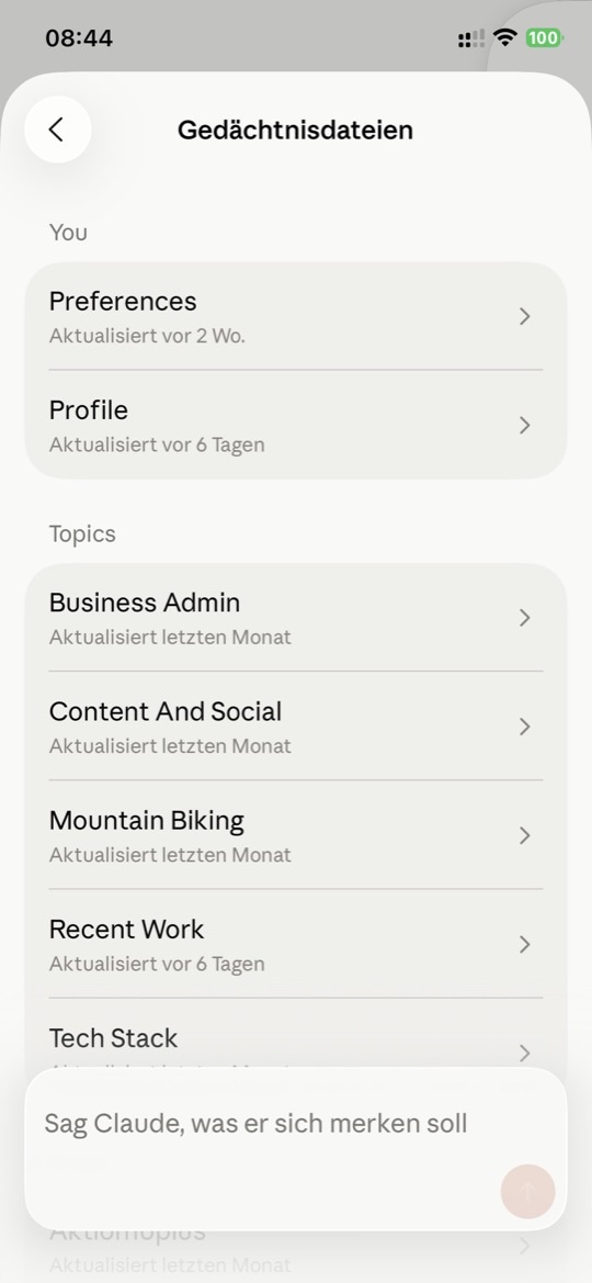 Ansicht der Gedächtnisdateien, oben der Bereich You mit Preferences und Profile, darunter die Themen Business Admin, Content And Social, Mountain Biking, Recent Work und Tech Stack mit dem Datum der letzten Aktualisierung, unten ein Eingabefeld mit der Aufforderung, Claude zu sagen, was er sich merken soll.