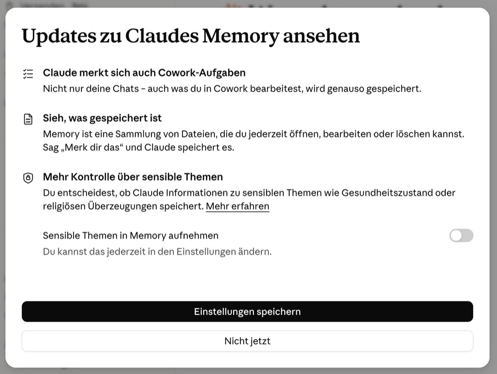 Hinweisdialog beim ersten Start mit den drei Neuerungen: Claude merkt sich auch Cowork-Aufgaben, Memory ist eine Sammlung von Dateien zum Öffnen, Bearbeiten und Löschen, und mehr Kontrolle über sensible Themen. Der Schalter Sensible Themen in Memory aufnehmen steht auf aus, darunter die Tasten Einstellungen speichern und Nicht jetzt.