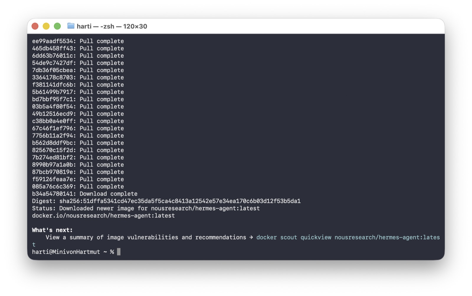 Terminal nach docker pull, alle Layer "Pull complete" und die Meldung "Downloaded newer image for nousresearch/hermes-agent:latest".